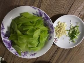 将莴笋去皮，洗净后切片，大蒜去皮洗净切碎，香葱摘洗干净后切碎，备用