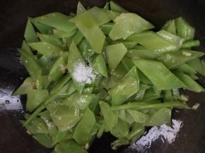 调入盐和少许味精