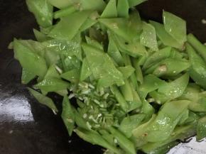 加入葱碎，翻炒均匀即可