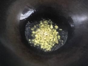 锅烧热油，加入蒜碎爆香