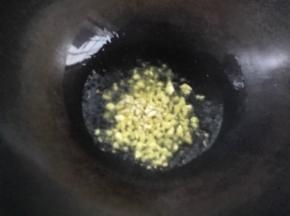 锅烧热油，加入蒜碎爆香