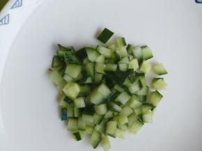 黄瓜切丁。