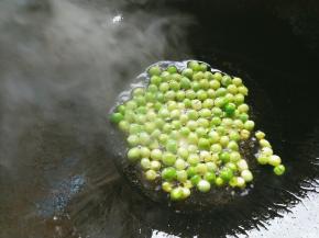 热锅入油，先煸炒一下豌豆。