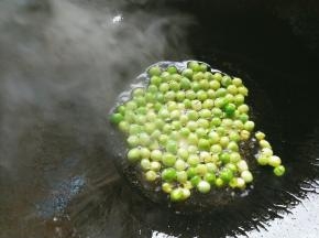 热锅入油，先煸炒一下豌豆。