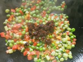 加入一勺香菇酱。