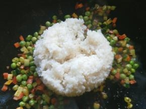 放入米饭。