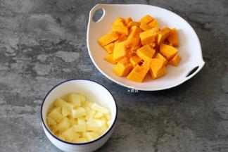 将南瓜和土豆去皮洗净切块;