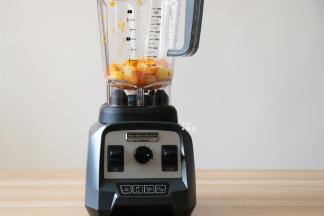 待冷却到不烫手后倒入破壁机搅拌杯里；