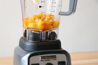 加入冷开水至300ml刻度线，盖上杯盖和加料口盖；