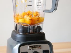 加入冷开水至300ml刻度线，盖上杯盖和加料口盖；