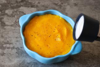 将浓汤倒入碗里，加入适量盐和胡椒粉即可食用啦；