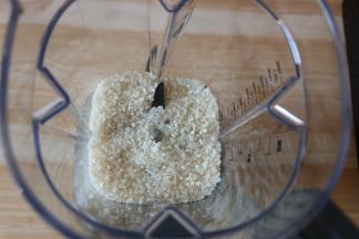 大米倒入破壁机搅拌杯里，盖上杯盖和加料口盖；