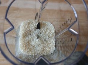 大米倒入破壁机搅拌杯里，盖上杯盖和加料口盖；