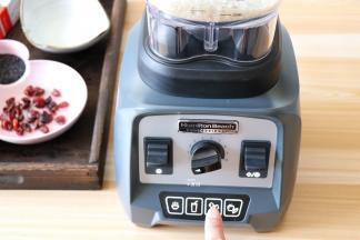 接通电源，选择刨冰功能开始搅打；