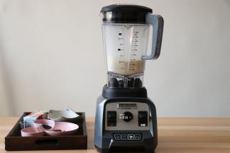 破壁机搅打中，看，瞬间打碎；