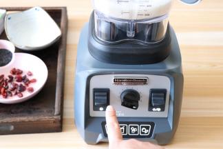 一个刨冰程序结束后，大米基本都打成小颗粒了，这时选择手动模式，按下脉冲开关不放，继续搅打至大米完全变成米粉；