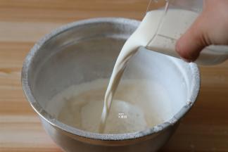 倒进米粉中，加入白糖，开始搅拌；