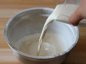 倒进米粉中，加入白糖，开始搅拌；