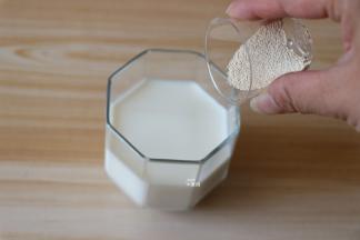 干酵母粉倒进牛奶中搅拌均匀；