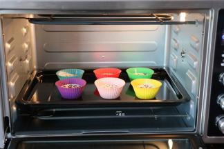 放进烤箱，选择发酵功能进行发酵；