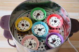 发酵到2倍大即可，放进蒸锅蒸20分钟，再关火焖3-5分钟即可；