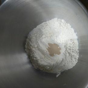 把除红曲粉以外的所有材料倒入厨师机，按照底层液体，中层粉类，上层酵母，糖，盐，启动揉面程序，开始低速，后高速，根据自己的机器调整