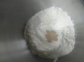 把除红曲粉以外的所有材料倒入厨师机，按照底层液体，中层粉类，上层酵母，糖，盐，启动揉面程序，开始低速，后高速，根据自己的机器调整