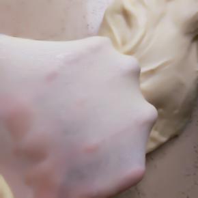 面团揉到完全阶段，可以撑出薄薄的手套膜。做吐司就可以了。