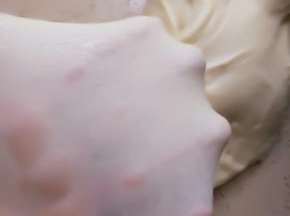 面团揉到完全阶段，可以撑出薄薄的手套膜。做吐司就可以了。