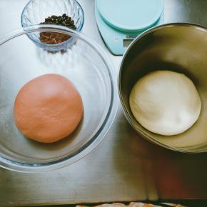 面团平均分成两份，一份加入红曲粉，揉均匀。放入盆中，开始一发，我是发酵箱发酵，温度28度，湿度75度，发酵一小时，没有发酵箱的烤箱里放一杯开水。