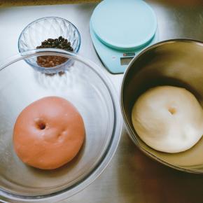 发酵好的面团，手指沾面粉戳个洞，不回缩就可以了，取出按压排气。