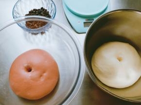 发酵好的面团，手指沾面粉戳个洞，不回缩就可以了，取出按压排气。