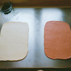 擀成和模具一样宽，长度稍微长一点，越长卷起来的圈数越多。