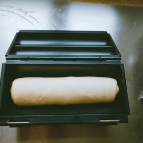 如图，合上盖子，放入发酵箱二发，38度40分钟