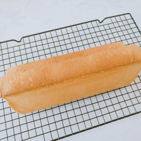 发酵好的面团165度40分钟，烤好倒出晾凉。烤箱的温度根据自己的烤箱调整。