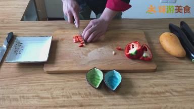 红椒去籽切成小块儿，选用没有辣味的灯笼椒。