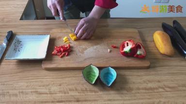 芒果切一小部分，去皮，切成和红椒差不多的小块儿