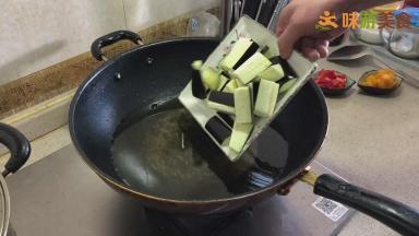 锅烧热，加入适量食用油，大火加热至6成热（手放在油上方10cm左右，感觉到有热气时）倒入茄子进行炸制