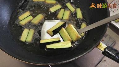 茄子炸至表面微黄即可捞出