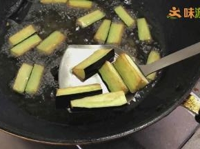 茄子炸至表面微黄即可捞出