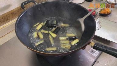 锅内重新加入清水烧开，倒入炸好的茄子焯一下水（因为茄子非常容易吸油，焯水是为了把茄子多余的油分洗掉），焯水时间不可过长，否则茄子的口感和味道不会很好。