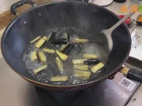 锅内重新加入清水烧开，倒入炸好的茄子焯一下水（因为茄子非常容易吸油，焯水是为了把茄子多余的油分洗掉），焯水时间不可过长，否则茄子的口感和味道不会很好。