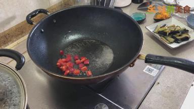 锅擦干烧热后，放入少量油，放入红椒，翻炒一下