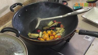 接着倒入芒果翻炒一下