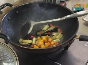 接着倒入芒果翻炒一下