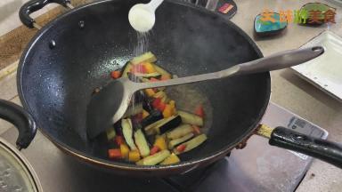 放入少许耗油、白糖1小勺、少许味精、少许鸡精、少许盐，翻炒均匀调味（调料多少根据跟个人口味自行调整）