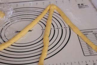 每三个为一组，捏紧头部