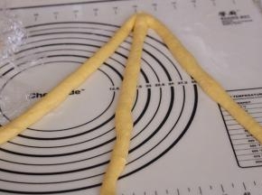 每三个为一组，捏紧头部