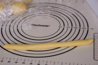 自上而下卷起，然后再次揉长