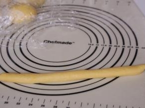 自上而下卷起，然后再次揉长